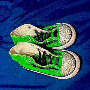 L toddler size 8 green converse